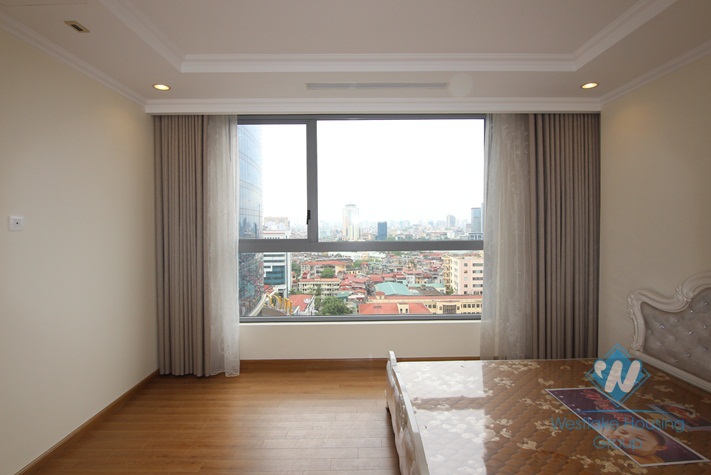 Four bedrooms apartment for rent in Vinhome Nguyen Chi Thanh, Dong Da district, Ha Noi